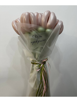 Букет из шаров в упаковке с надписью 7 тюльпанов