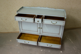 Двухстворчатый комод с 5 ящиками.