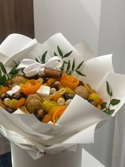 Букет из сухофруктов в белом оформлении
