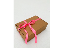 Подарочная коробка GILEV 32x22x10 см с наполнителем и розовой лентой