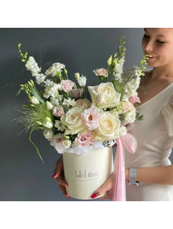 КОМПОЗИЦИЯ С ПИОНОВИДНЫМИ РОЗАМИ И ЭУСТОМОЙ С  ЛЕТНЕЙ ЗЕЛЕНЬЮ -  (АРТ. К9)