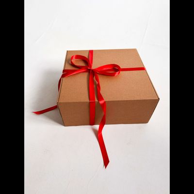 Огромная подарочная коробка GILEV 45х45х20см с красной лентой и наполнителем крафт