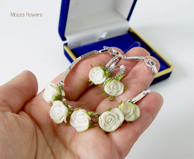 "Позолоченный комплект с белыми розами" . Ручная работа из полимерной глины.