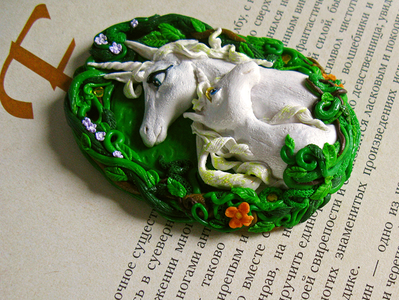 Сказочная подвеска "Единороги существуют!" с парой белоснежных единорогов