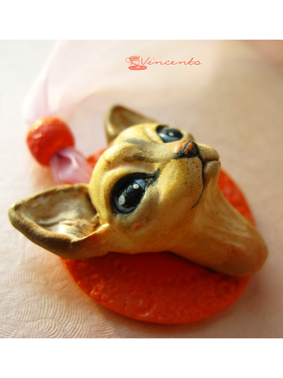 Котёнок Ахтай. Авторская подвеска-кошка (кулон с котёнком) из полимерной глины