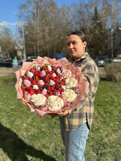 Ягодный букет с зефирными цветами