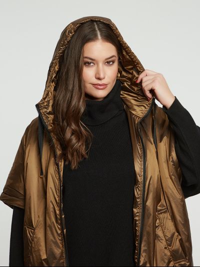 Жилет на синтепоне с капюшоном