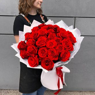 Букет из 33 ярко-красных роз
