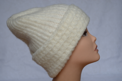 vyazanaya-belaya-shapka-s-otvorotom-dlya-zhenschin-vizio-italiya