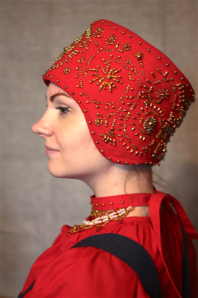 Русский народный женский головной убор "Повойник красный".