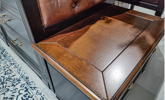 Вешалка узкая для прихожей с каретной стяжкой и нижней тумбой.