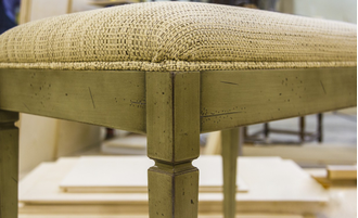 Банкетка малая на прямых точеных ножках с мягким сиденьем.