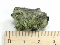 Хризолит (Перидот, Оливин), кристаллы на породе, США (27*18*14 мм, 10 г) №38086