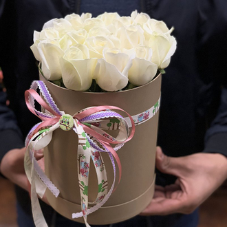 Шляпная коробка из 15 белых роз 40см
