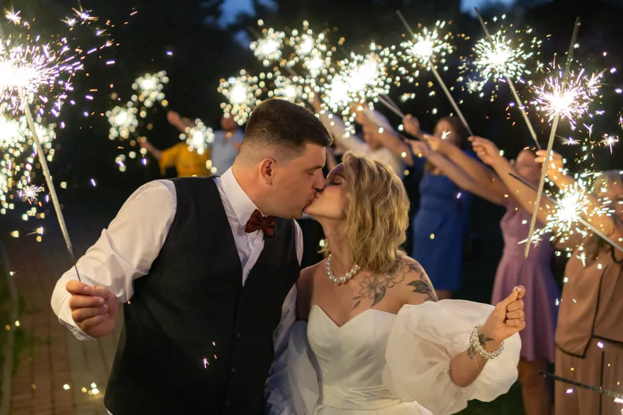 Гигантские бенгальские огни на финал свадьбы