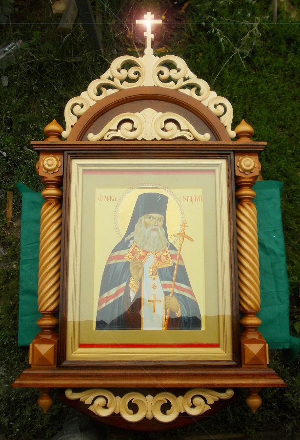 Киот с резьбой по дереву и точёными балясинами