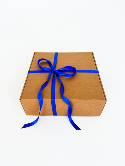 Большая подарочная коробка GILEV 37x37x14 см с синей лентой и наполнителем крафт