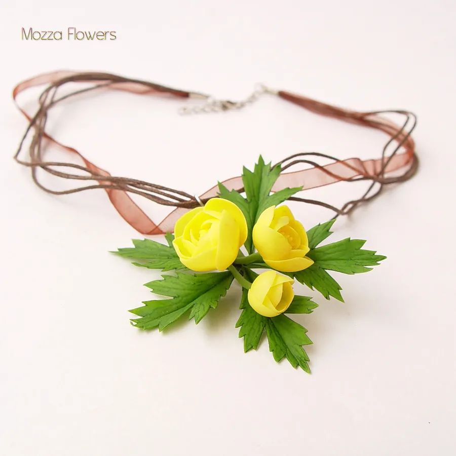 Кулон-брошь с купавками.