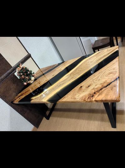 стол река с черной смолой из массива карагача диагональ