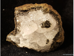 Стильбит в полости породы. 48*41*28мм.