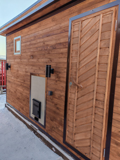 Баня летняя 2*4 м, крыша 1 скат, топка снаружи, проливные полы