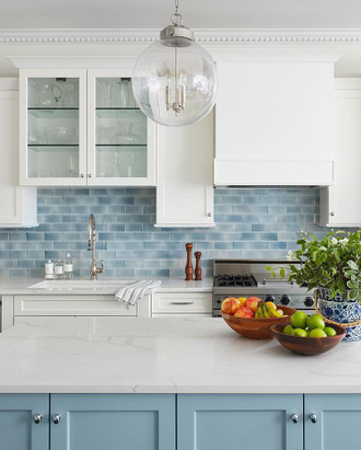 Подвесной светильник в форме шара из прозрачного стекла на хромированном подвесе, внутри три подсвечника никель.