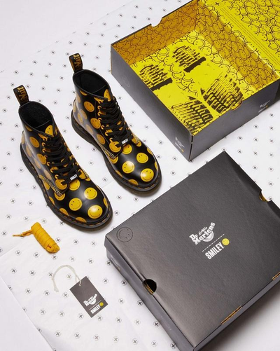 Ботинки Dr Martens 1460 Smiley® Smooth Leather Black