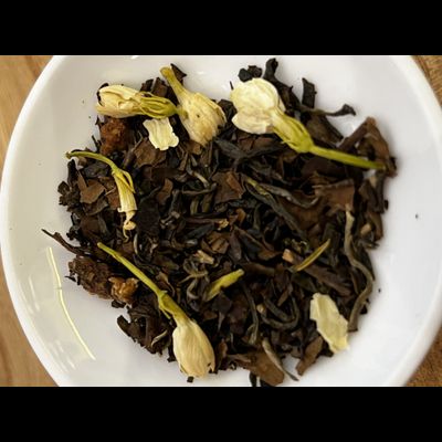 Белый чай с кусочками груши и цветком жасмин