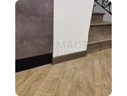 Плинтус ХДФ Dollken Cubu Flex Life 80мм Х 2,5 м 1245 Бронза в интерьере 11