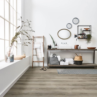 Виниловый пол Wineo 600 Wood XL BerlinLoft DB200W6 в интерьере комнаты