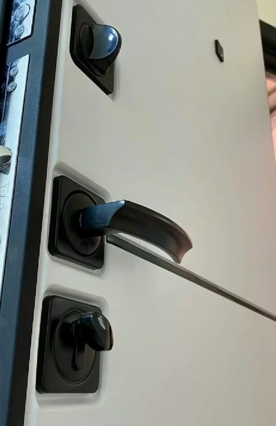 ЙОШКАР-ОЛА. АНТАРЕС. СТАЛЬ 2 мм. МАНЧЕСТЕР (ТРЕХКОНТУРНАЯ). БЕТОН СВЕТЛЫЙ/ БЕЛЫЙ МАТОВЫЙ с ЧЕРНЫМ МОЛДИНГОМ. ПОВЫШЕННАЯ ТЕПЛО- И ЗВУКОИЗОЛЯЦИЯ.