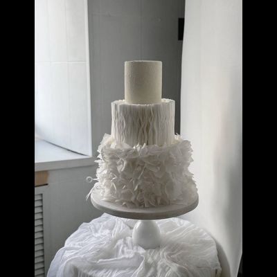 Торт трехъярусный с вафельным оформлением(9-12кг)