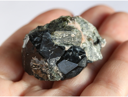 Шпинель черная на породе, Россия, Якутия (39*29*22 мм, 38 г) №18219