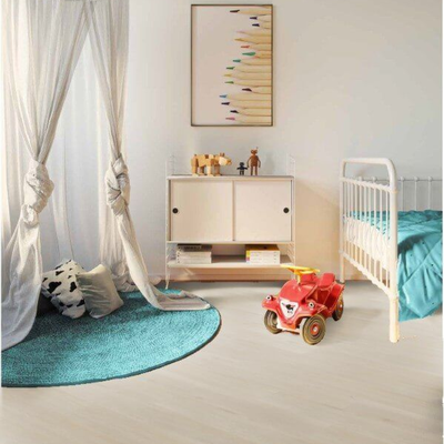 Декор ламината Wineo Дуб Дикий Белый LA184XXLV4 в интерьере детской комнаты