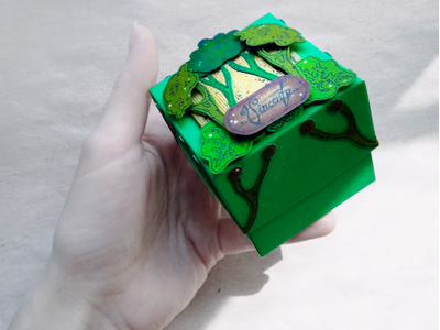 Красивая коробочка для кольца в стиле украшения