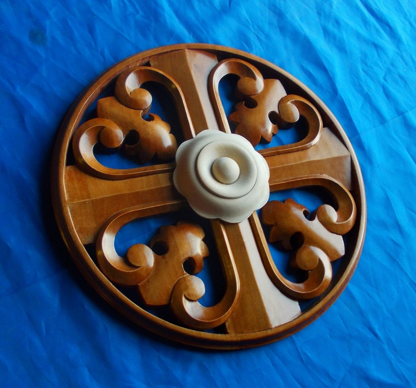 Резной деревянный крест после шлифовки тонирован и покрыт полуматовым лаком