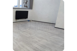 Изысканная отделка: монтаж черного плинтуса Dollken WLK 20 для создания элегантного пространства.