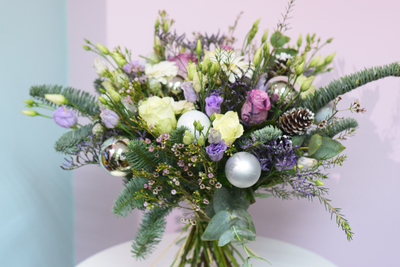 Новогодний букет с шишками и шариками