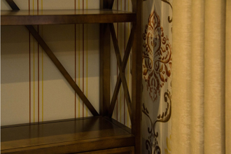 Стеллаж с нижней тумбой на резных ножках.