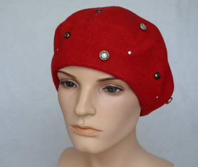 Красивый красный женский берет из фетра фото