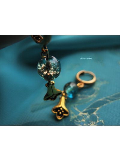 Золотые лилии. Серьги цвета &quot;античное золото&quot; с яркими сине-кофейными бусинами &quot;кракле&quot;. Серьги в стиле греческих украшений