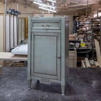 Тумба с выдвижным ящиком и нижней дверью.