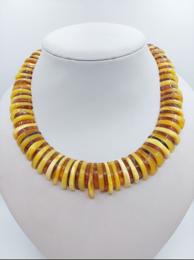 Колье камнерезное из янтаря 1