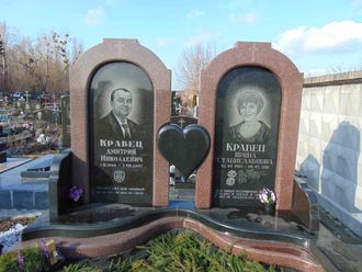 На фото двойной памятник на могилу с сердцем в СПб