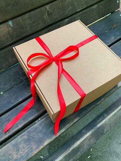 2 штуки - Подарочная коробка квадратная КРАФТ с красной лентой (32х32х12см)