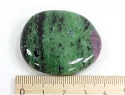 Корунд красный (светится в УФ) в цоизите, полировка плоская, Танзания (40*39*8 мм, 31 г) №35660