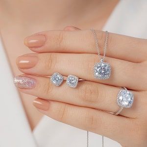 Женщина держит ювелирные украшения с бриллиантами