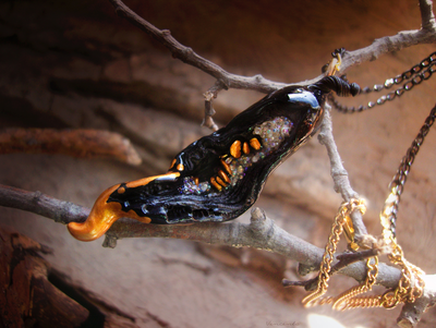 "Семечко из сада Нави", подвеска с чёрным перцем чили и золотыми семенами