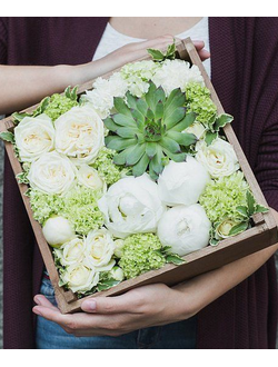 Коробочка с пионами и суккулентом "Lime"