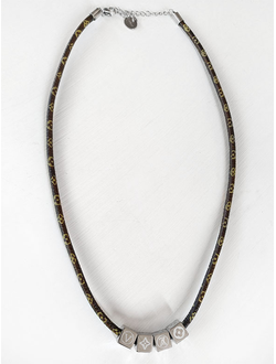 (АРТИКУЛ: 9663/53) КОЛЬЕ ЖЕНСКОЕ , ТЕМНО-КОРИЧНЕВЫЙ ШНУРОК, МЕТАЛЛИЧЕСКИЕ ПОДВЕСКИ